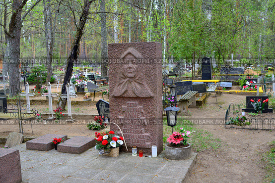 Могила народной сказительницы народа сету Анне Вабарны, село Вярска, Пылвамаа, Эстония (2012 год). Редакционное фото, фотограф Константин Меньшиков / Фотобанк Лори