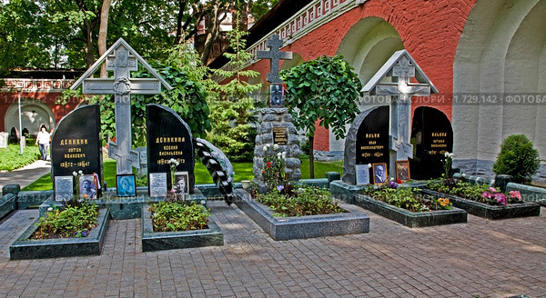Могилы Денекиных, Каппеля и Ильиных (2010 год). Редакционное фото, фотограф Виктор Тараканов / Фотобанк Лори