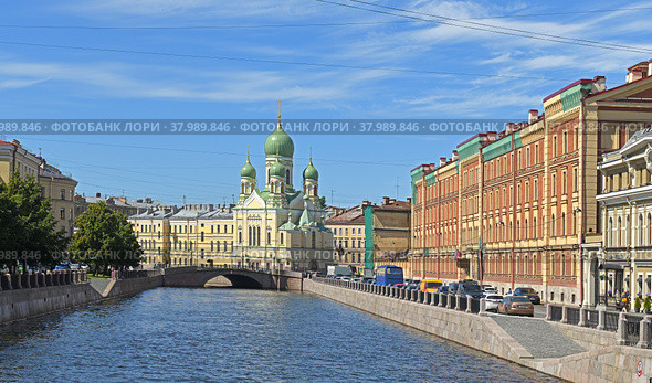 Mogilyovskiy Bridge over Griboedov Canal and Saint Isidore Holy Church in summer sunny day. Saint Petersburg (2022 год). Редакционное фото, фотограф Валерия Попова / Фотобанк Лори