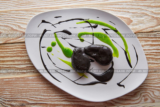 Molecular gastonomy cuttlefish roes with citrus mayonnaise. Стоковое фото, агентство Ingram Publishing / Фотобанк Лори