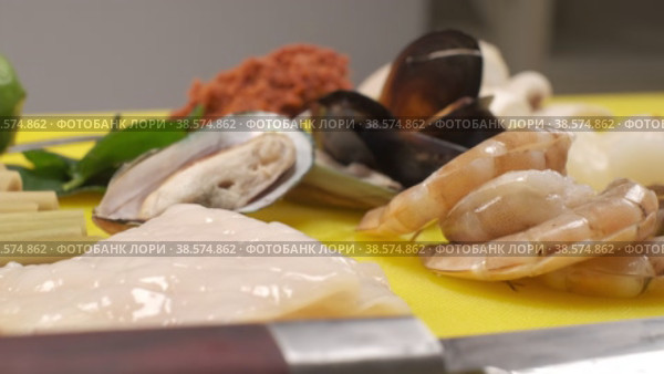 Mollusks, oysters, curves for Japanese cuisine. Стоковое видео, видеограф Aleksey Kidisyuk / Фотобанк Лори