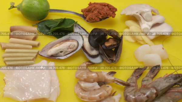 Mollusks, oysters, curves for Japanese cuisine. Стоковое видео, видеограф Aleksey Kidisyuk / Фотобанк Лори