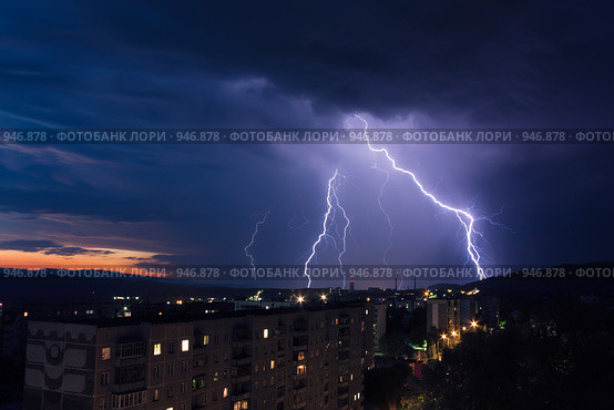 Молния над городом. Стоковое фото, фотограф Евгений Булатов / Фотобанк Лори