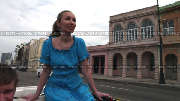 Молодая женщина и парень смотрят на Гавану из открытого кабриолета (2009 год). Редакционное видео, видеограф Куликов Константин / Фотобанк Лори