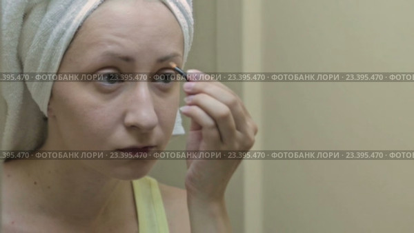 Молодая женщина подводит брови. Стоковое видео, видеограф Aleksey Popov / Фотобанк Лори