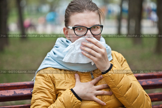 Молодая женщина с носовым платком на улице. Стоковое фото, фотограф Victoria Demidova / Фотобанк Лори