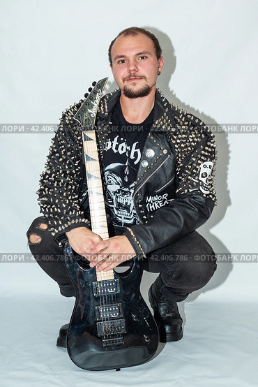 Молодой человек в рокерской одежде с гитарой. Рокер. A young man in rocker clothes with a guitar. Rocker. Стоковое фото, фотограф Мария / Фотобанк Лори