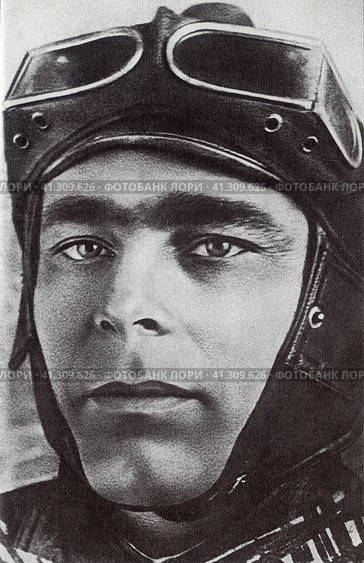 Молодой Леонид Ильич Брежнев, курсант танковой забайкальской школы  В 1935—1936 годах Брежнев служил в армии: курсант и политрук танковой роты в Забайкалье (посёлок Песчанка). СССР, Ретро фото, 1935 год. Редакционное фото, фотограф Сергей Елизарьев / Фотобанк Лори