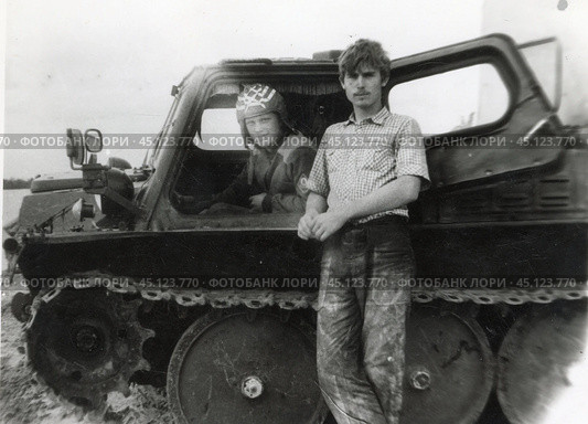 Молодой мужчина стоит около вездехода с водителем в поле. 1980-е годы. Стоковое фото, фотограф Retro / Фотобанк Лори
