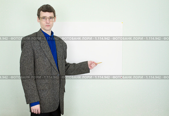 Молодой растерянный студент стоит возле плаката. Стоковое фото, фотограф pzAxe / Фотобанк Лори