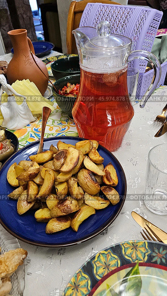 Молодой запеченый картофель с прованскими травами. Стоковое фото, фотограф Марина Володько / Фотобанк Лори