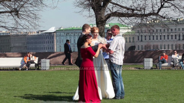 Молодожены позируют для фотографа (2014 год). Редакционное видео, видеограф Кекяляйнен Андрей / Фотобанк Лори