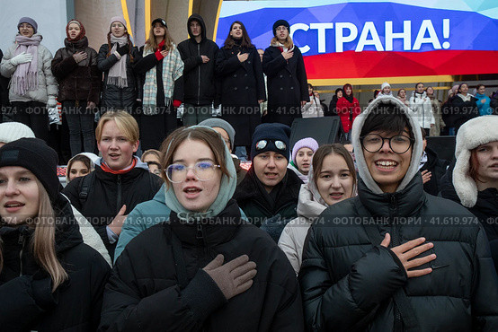 Молодые люди, члены Движение первых поют национальный гимн России во время репетиции музыкального спектакля "1000 первых", который должен состояться в День народного единства во время проведения выставки-форума Россия на ВДНХ в городе Москве, Россия (2023 год). Редакционное фото, фотограф Николай Винокуров / Фотобанк Лори