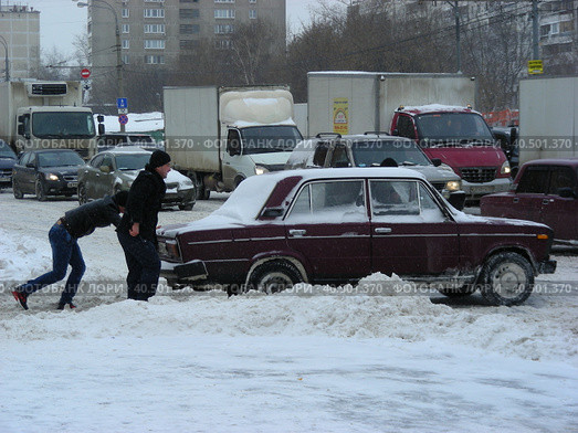 Молодые люди толкают заглохший на дороге автомобиль. Щелковское шоссе. Район Северное Измайлово. Город Москва (2013 год). Редакционное фото, фотограф lana1501 / Фотобанк Лори
