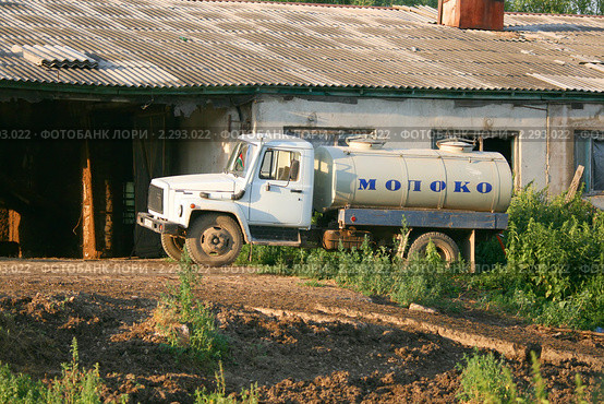 Молоковоз ГАЗ у старой фермы. Стоковое фото, фотограф Щеголева Ольга / Фотобанк Лори