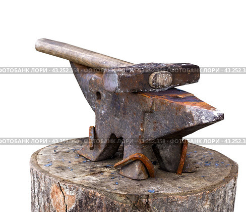 Молот кузнеца лежит на наковальне на белом фоне. Hammer of the blacksmith lies on the anvil on white background. Стоковое фото, фотограф Татьяна Д / Фотобанк Лори