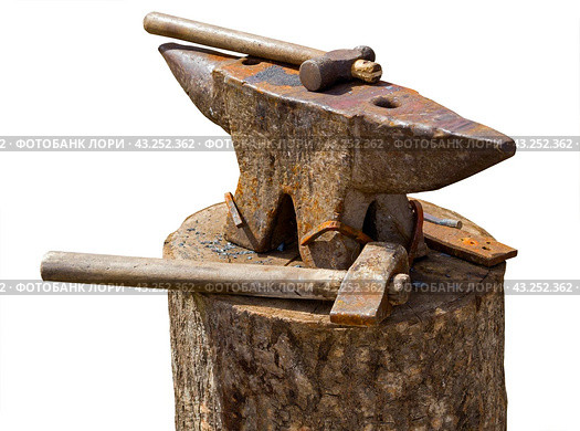 Молот кузнеца лежит на наковальне на белом фоне. Hammer of the blacksmith lies on the anvil on white background. Стоковое фото, фотограф Татьяна Д / Фотобанк Лори