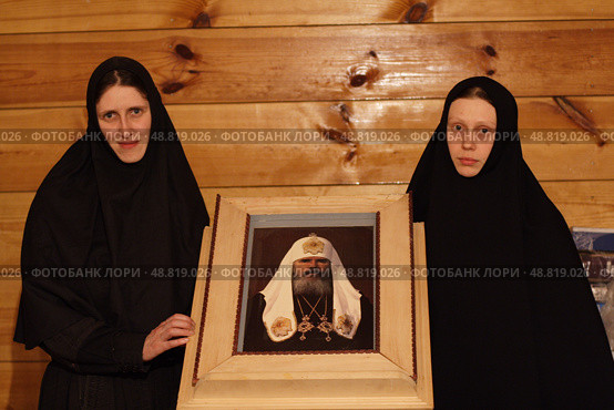 Монахини Шамординской обители у портрета патриарха Алексея II (2006 год). Редакционное фото, фотограф Дмитрий Неумоин / Фотобанк Лори
