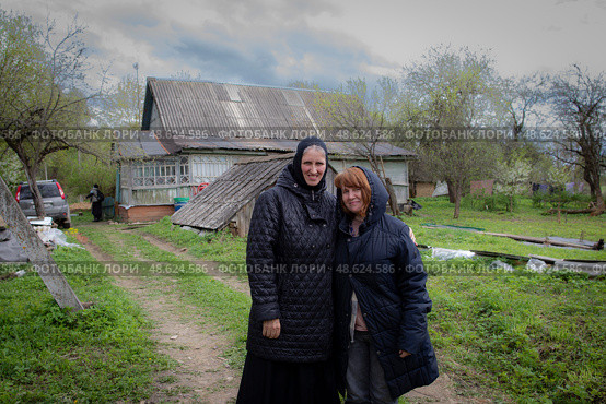 Монахиня Лаврентия (Неумоина Екатерина Евгеньевна) и Ирина Дивисенко в деревне Трухино. Редакционное фото, фотограф Дмитрий Неумоин / Фотобанк Лори
