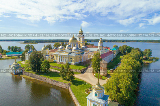 Монастырь Нило-Столобенская пустынь солнечным августовским днем (аэросъемка). Тверская область, Россия (2019 год). Стоковое фото, фотограф Виктор Карасев / Фотобанк Лори