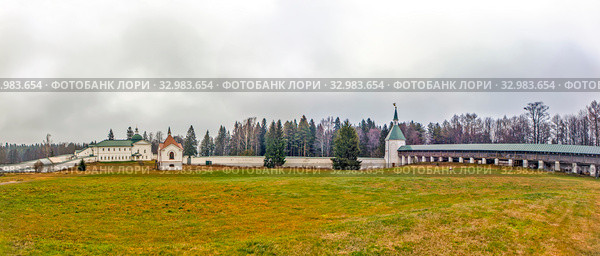 Монастырская ограда, часовня-усыпальница Панаевых и церковь Иакова Боровичского. Валдайский Иверский монастырь. Новгородская область. Валдайский район. Остров Сельвицкий (2019 год). Стоковое фото, фотограф Сергей Афанасьев / Фотобанк Лори