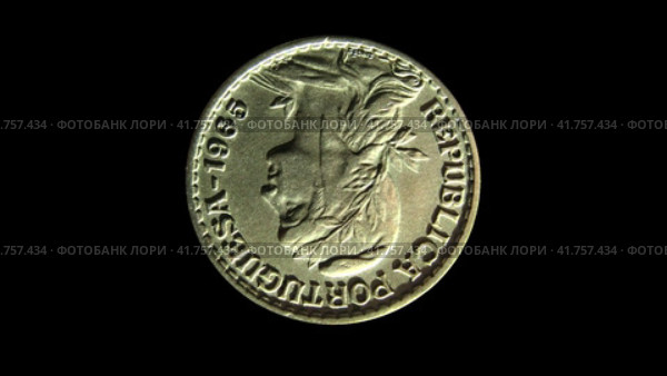 Монета Португалии 1 эскудо 1965 года на черном фоне. Obverse of old Portugal coin 1 escudo 1965, isolated in black background. 4k video. Стоковая анимация, аниматор Александр Кузнецов / Фотобанк Лори
