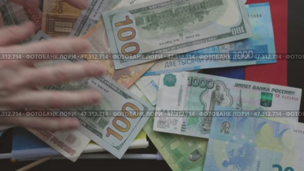 money euro dollar rubles banknotes American Russian Ukraine flag hands grabbing. Стоковое видео, видеограф Olesia Kondrateva / Фотобанк Лори
