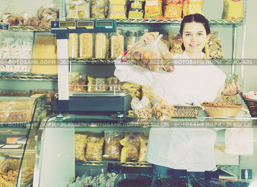Monger boasts of a choice of sweets. Стоковое фото, фотограф Яков Филимонов / Фотобанк Лори