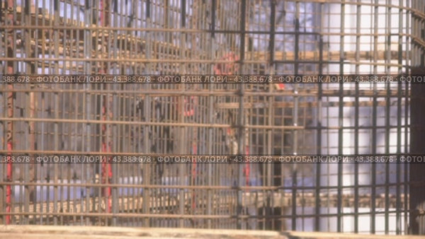 Монтажные работы, строители устанавливают металлическую решетку  installation work, builders installing metal grating (2018 год). Стоковое видео, видеограф Опока Алексей / Фотобанк Лори