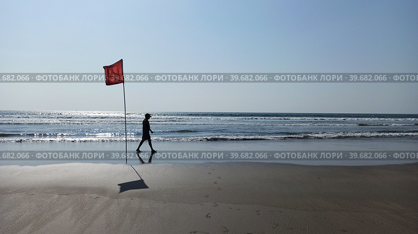 Море и человек, идущий по пляжу. Стоковое фото, фотограф Владимир Антонов / Фотобанк Лори