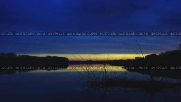 Morning river landscape at dawn, timelapse. Стоковое видео, видеограф Михаил Коханчиков / Фотобанк Лори
