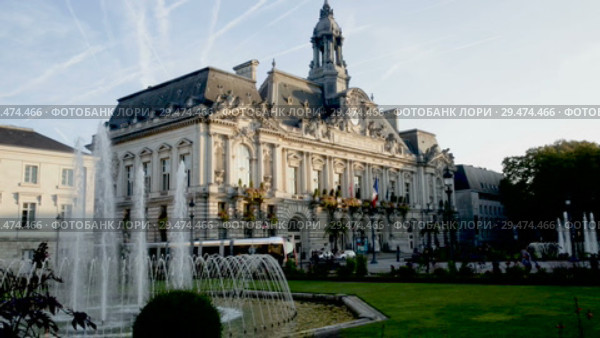 Morning view of building of Hotel de Ville in Tours (Town Hall) with fountain in central square (2018 год). Редакционное видео, видеограф Яков Филимонов / Фотобанк Лори