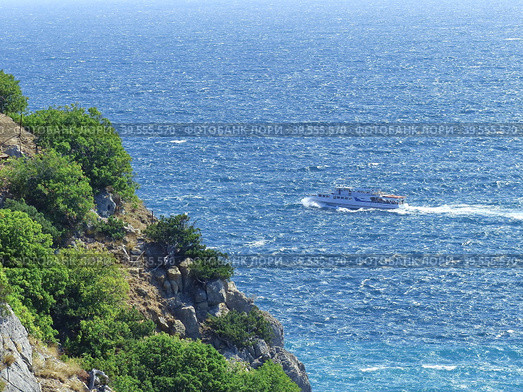 Морская прогулка на катере в районе мыса Ай-Тодор. На море небольшое волнение. Крымский пейзаж. Южный берег Крыма (2019 год). Стоковое фото, фотограф Сергей Елизарьев / Фотобанк Лори