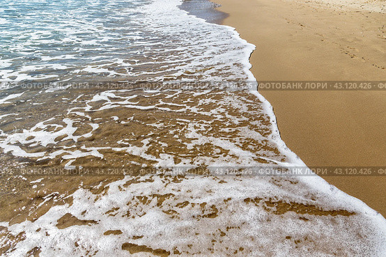 Морская волна, пенясь, набегает на мокрый песок.   Sea wave runs on wet sand. Natural background. Стоковое фото, фотограф Лариса Гордеева / Фотобанк Лори