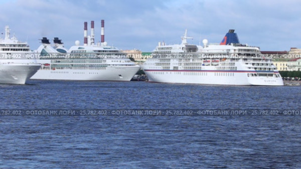 Морские круизные суда Seabourn Quest и Europa пришвартованы на набережной Лейтенанта Шмидта в Санкт-Петербурге, мимо проплывает лайнер Silver Whisper (2016 год). Редакционное видео, видеограф Сергей Дубров / Фотобанк Лори