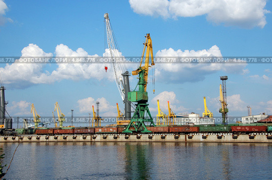 Морской грузовой порт на Канонерском острове, Санкт-Петербург (2013 год). Редакционное фото, фотограф Светлана Колобова / Фотобанк Лори