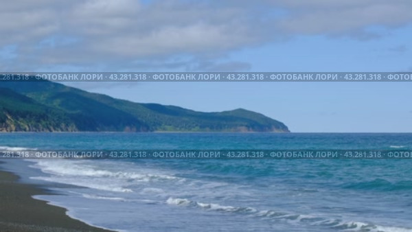 Морской пейзаж с видом на зелёные сопки, скалы  и морское побережье. Стоковое видео, видеограф Эльвира  Трощенкова / Фотобанк Лори