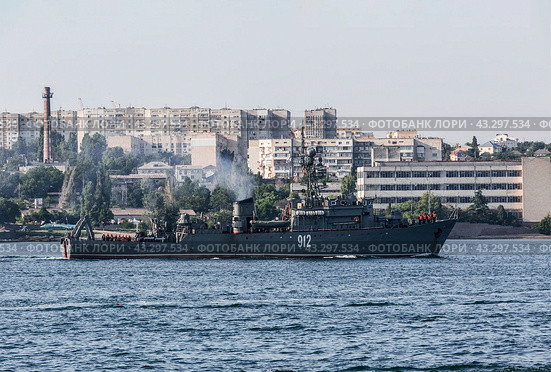 Морской тральщик "Турбинист" (бортовой номер 912) в Севастопольской бухте, Севастополь, Россия (2015 год). Редакционное фото, фотограф Наталья Волкова / Фотобанк Лори