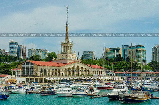 Морской вокзал Сочи, центральный фасад (2023 год). Редакционное фото, фотограф Megapixx / Фотобанк Лори