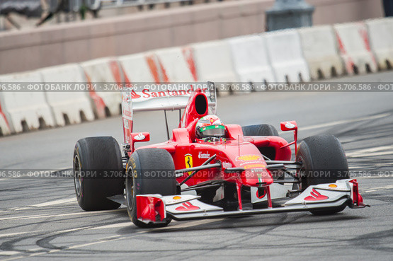 Moscow City Racing, заезды болидов Формулы 1 у стен Кремля, Джанкарло Физикелла, команда Scuderia Ferrari (2012 год). Редакционное фото, фотограф Пышный Максим / Фотобанк Лори