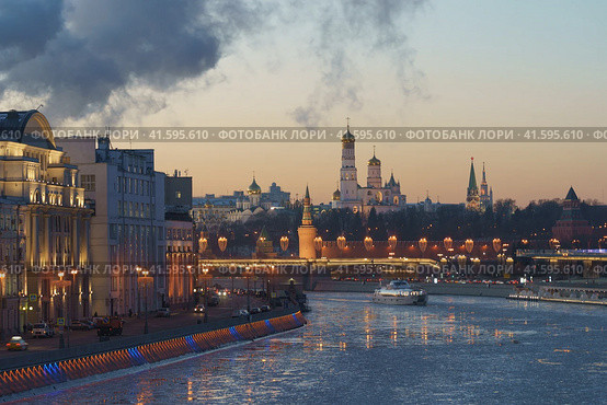 Moscow downtown cityscape. Kremlin Towers, Ivan the Great Bell Tower, Dormition Cathedral in winter night during coronavirus pandemic. Blue and pink sunset over the city (2020 год). Стоковое фото, фотограф YuryKara / Фотобанк Лори