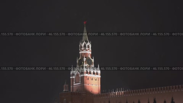 Moscow January 08 2021, Spasskaya Tower, whose silhouette looms clearly against background of dark sky. Snow, like light bedspread, lies on roof and walls of tower, giving it fabulous look. Snow. Редакционное видео, видеограф Скрипачев Антон / Фотобанк Лори