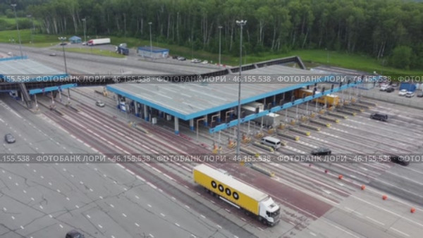 Moscow July 15 2022, Electronic payment: Cars drive through a lane with electronic terminals where payment is made automatically using transponders. Редакционное видео, видеограф Скрипачев Антон / Фотобанк Лори