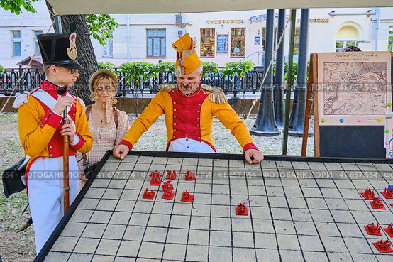 Moscow \ Russia 06 07 2019: Yellow with red military uniform of Napoleon army. International Times and Epochs history reenactment street festival. Officer, 1813 year battle of Dresden - reconstruction. Редакционное фото, фотограф Андрей Журавлев / Фотобанк Лори
