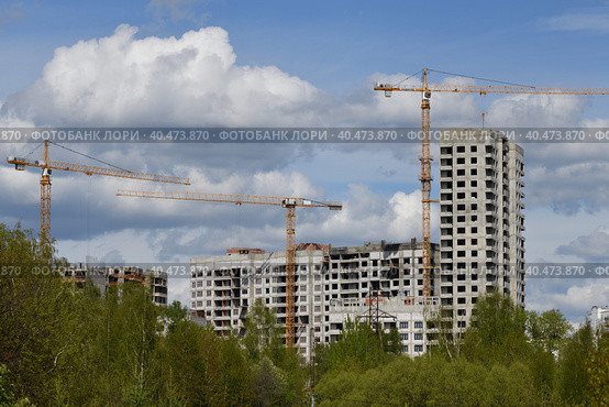 Moscow, Russia - 4 May.2023. Liebherr cranes build residential buildings in Zelenograd. Редакционное фото, фотограф Володина Ольга / Фотобанк Лори