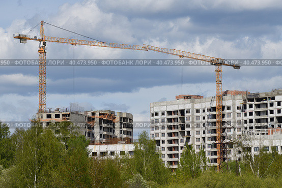 Moscow, Russia - 4 May.2023. Liebherr cranes build residential buildings in Zelenograd. Редакционное фото, фотограф Володина Ольга / Фотобанк Лори