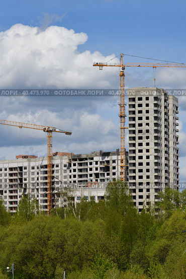 Moscow, Russia - 4 May.2023. Liebherr cranes build residential buildings in Zelenograd. Редакционное фото, фотограф Володина Ольга / Фотобанк Лори