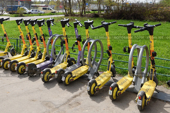 Moscow, Russia - Apr 26. 2024. Short-term rental service for electric scooters Yandex Go and Urent in Zelenograd. Редакционное фото, фотограф Володина Ольга / Фотобанк Лори