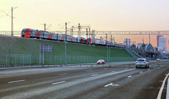 Moscow, Russia. April 11.2019. Trains of the Moscow Central Ring disperse near the Luzhniki station. Редакционное фото, фотограф Дмитрий Кобзев / Фотобанк Лори