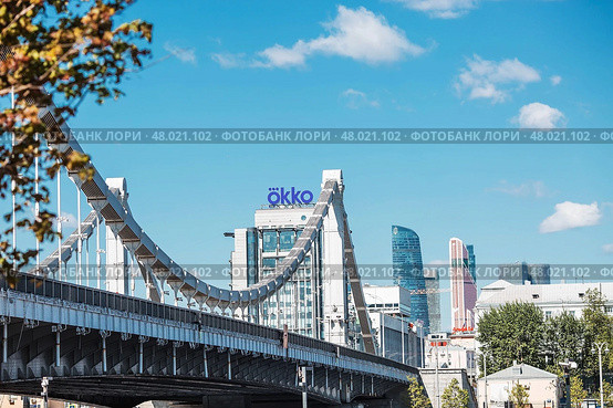 MOSCOW, RUSSIA - APRIL 28, 2025: Crimean Bridge on a summer day. Muzeon Park. Urban landscape. Редакционное фото, фотограф Photojuli / Фотобанк Лори